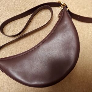 Madewell The Essentials Crescent Sling in Leather- COLOR: Chocolate Raisin
